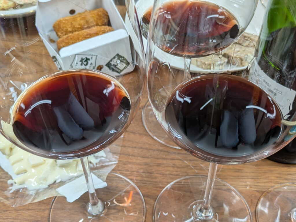 シャトー・ラフィット1985と2015、フーバー2002を飲み比べるテイスティング風景